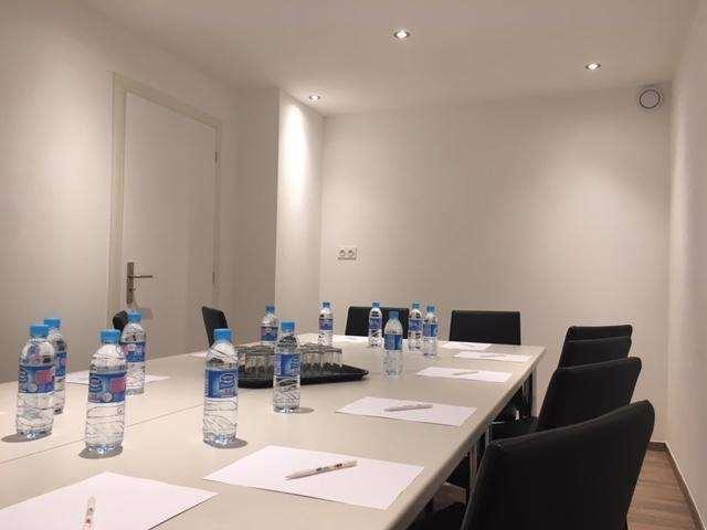 Brit Hotel Salon De Provence Удобства фото